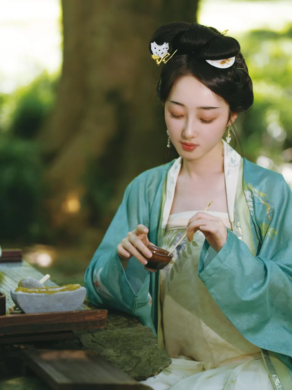 How a Historical Attire Becomes Modern Style