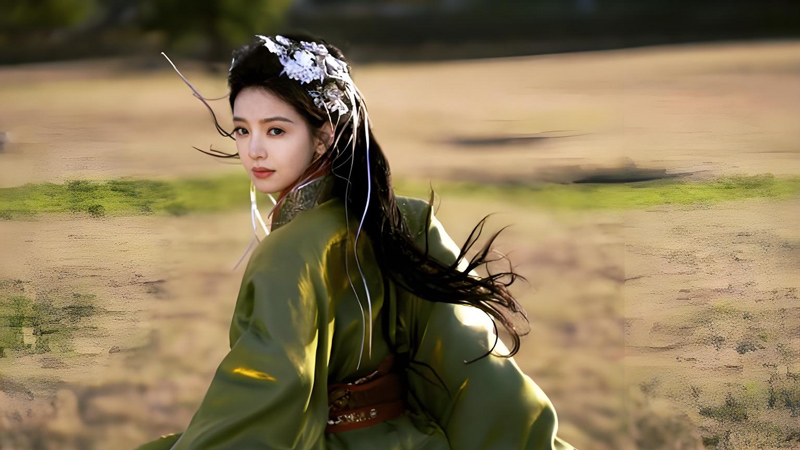 The Quiet Power of Zhang Ruonan’s Green Warring States Robe