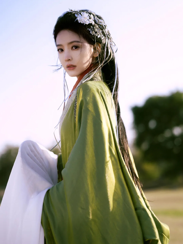 The Quiet Power of Zhang Ruonan’s Green Warring States Robe