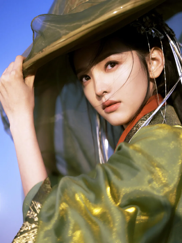 The Quiet Power of Zhang Ruonan’s Green Warring States Robe