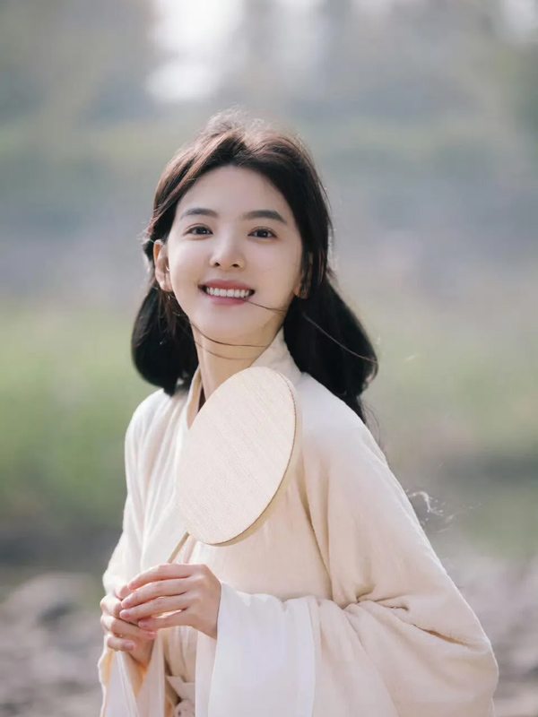 The Quiet Power of Zhang Ruonan’s Green Warring States Robe