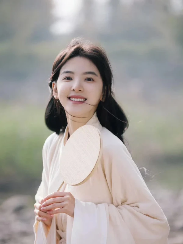 The Quiet Power of Zhang Ruonan’s Green Warring States Robe