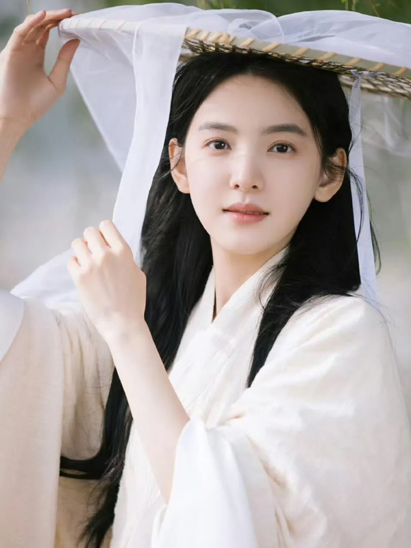 The Quiet Power of Zhang Ruonan’s Green Warring States Robe