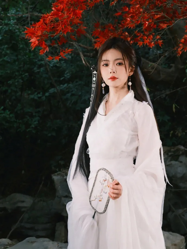 Chen Zhuoxuan’s Viral Classical Aesthetic Shoot