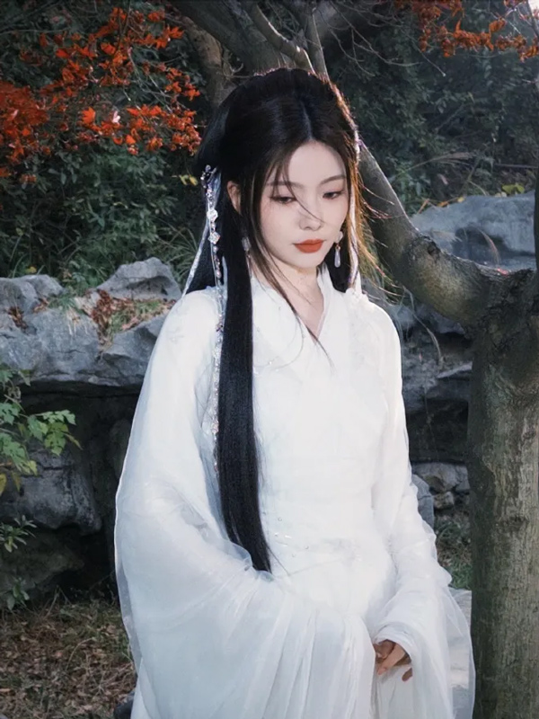 Chen Zhuoxuan’s Viral Classical Aesthetic Shoot