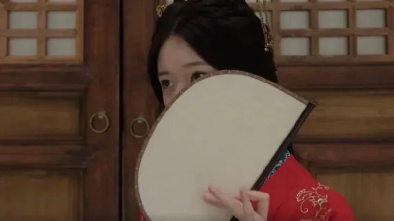 Could This Blade in Her Hand Be Ancient China’s Most Versatile Accessory?