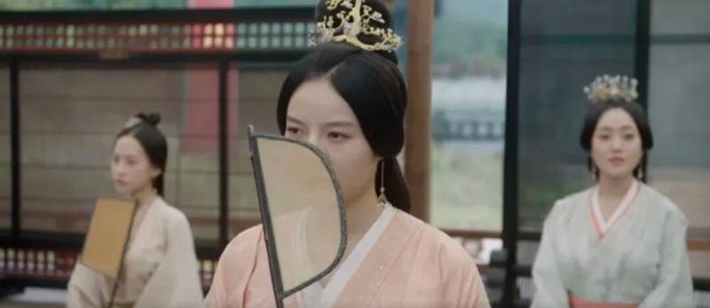 Could This Blade in Her Hand Be Ancient China’s Most Versatile Accessory?