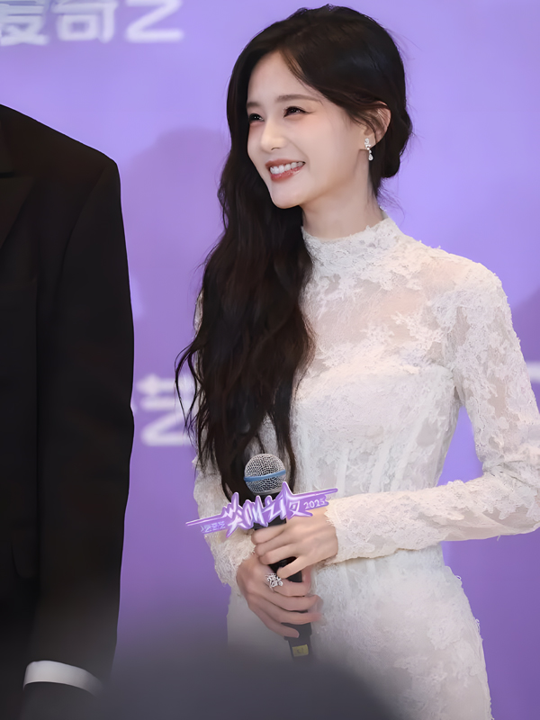 Decoding Li Yitong’s Fairy-Tale White Lace Gown