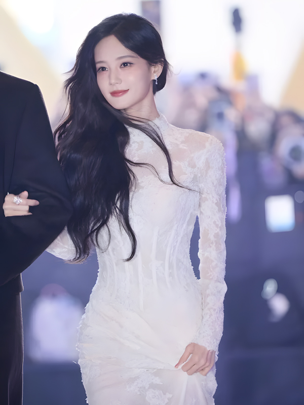Decoding Li Yitong’s Fairy-Tale White Lace Gown