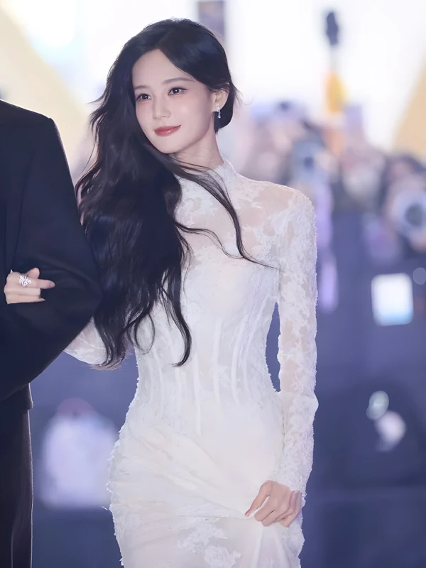 Decoding Li Yitong’s Fairy-Tale White Lace Gown