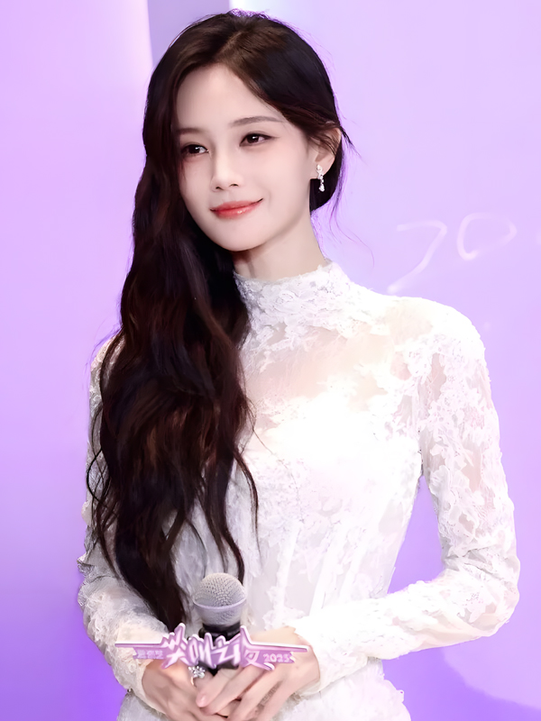 Decoding Li Yitong’s Fairy-Tale White Lace Gown