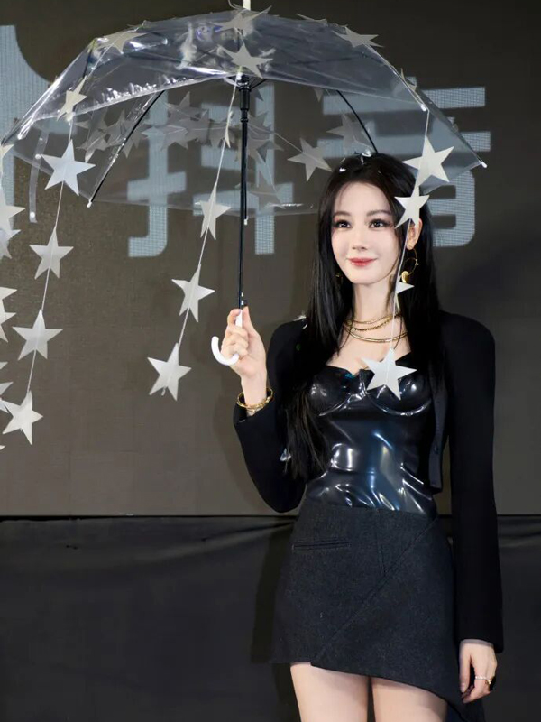 Dilraba’s All-Black Outfit Reshape Fashion Mastery