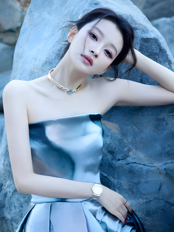 How a Silver-Blue Gown by the Sea Reshape a Star's Image