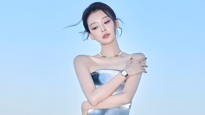 How a Silver-Blue Gown by the Sea Reshape a Star's Image