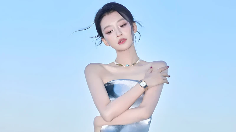 How a Silver-Blue Gown by the Sea Reshape a Star's Image