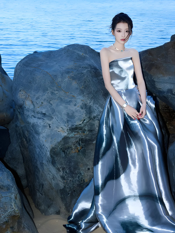 How a Silver-Blue Gown by the Sea Reshape a Star's Image