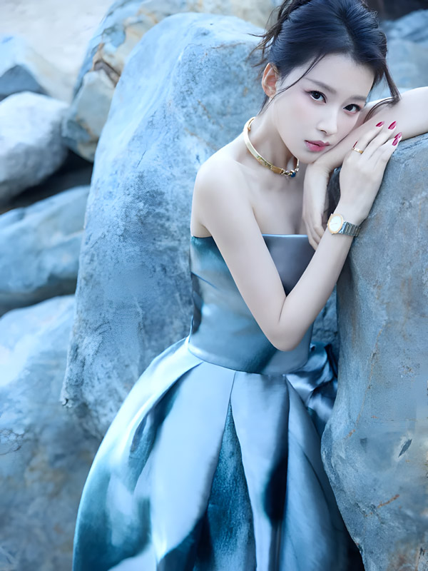 How a Silver-Blue Gown by the Sea Reshape a Star's Image