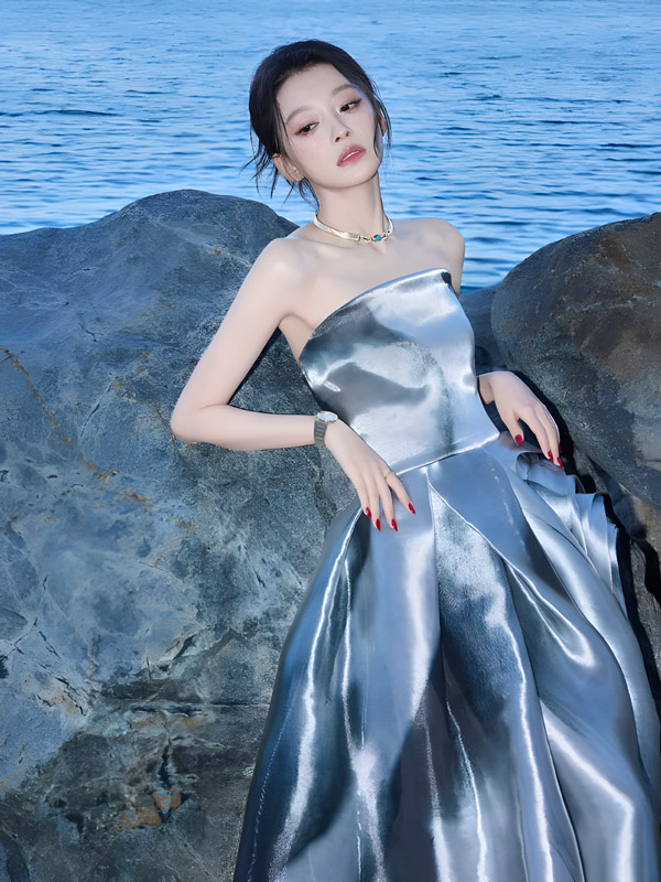How a Silver-Blue Gown by the Sea Reshape a Star's Image