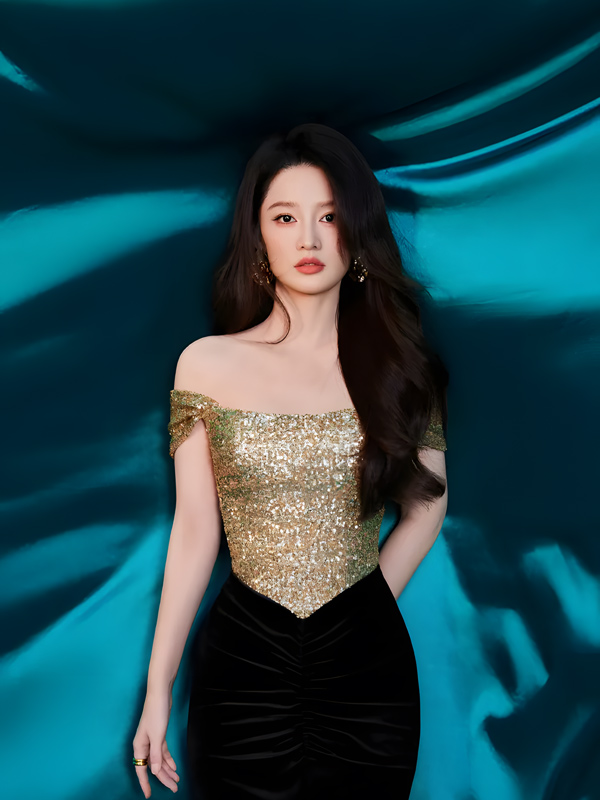 Li Qin's Stunning Gold-and-Black Gown