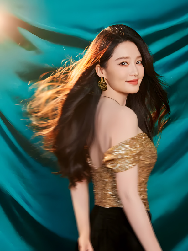 Li Qin's Stunning Gold-and-Black Gown