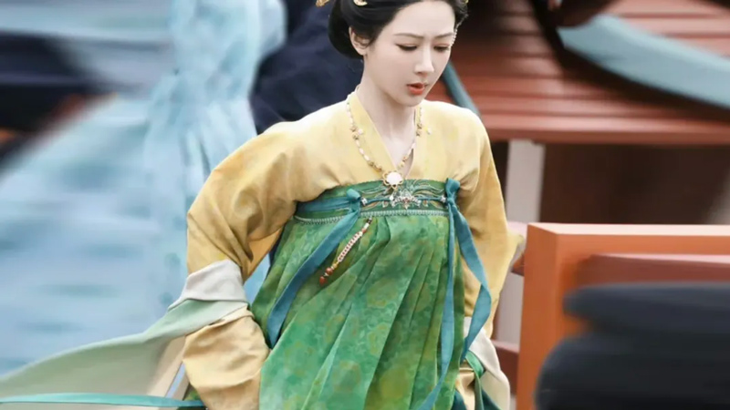 The Evolution of Strapped Qixiong Qun