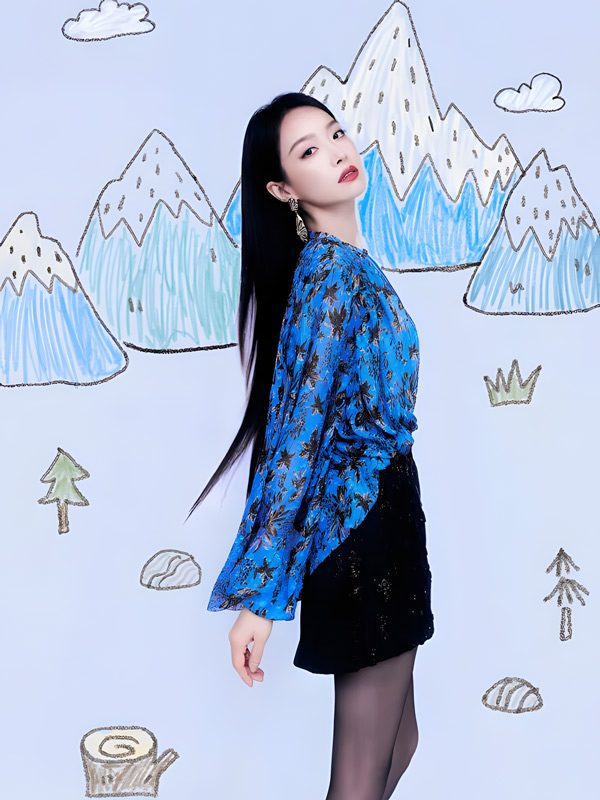 What Makes Song Qian's Bold Blue-and-Black Look So Electrifying?