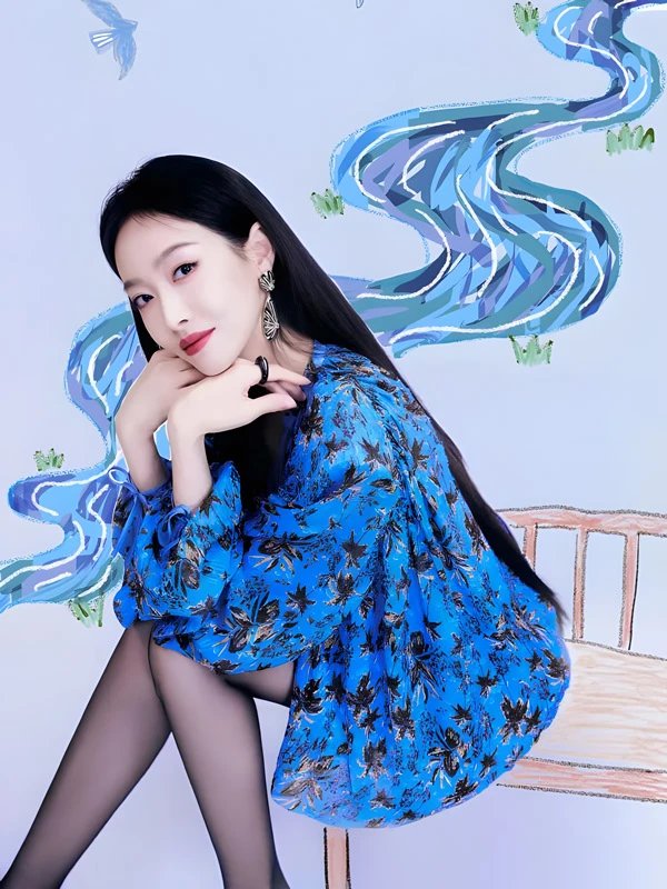 What Makes Song Qian's Bold Blue-and-Black Look So Electrifying?