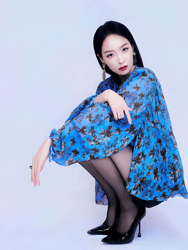 What Makes Song Qian's Bold Blue-and-Black Look So Electrifying?