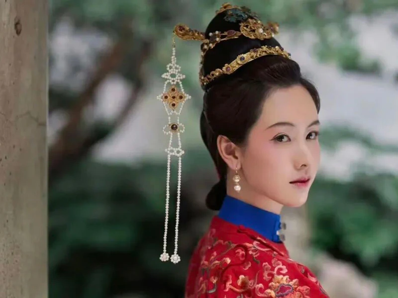 Why Are We So Obsessed With a Ming Dynasty Hairstyle?