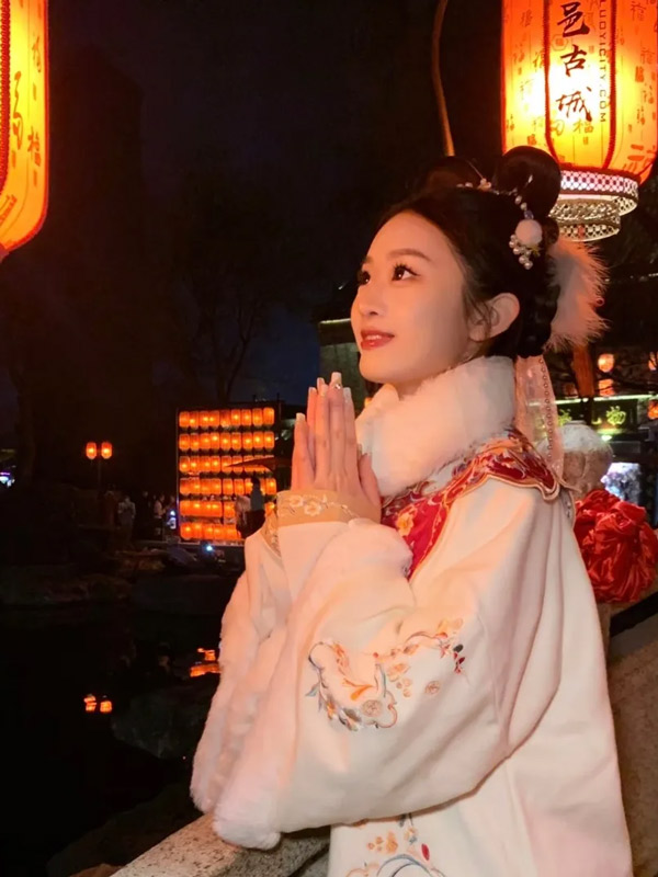 Winter Lights and Ancient Threads: A Hanfu Journey by Luoyang's Solstice