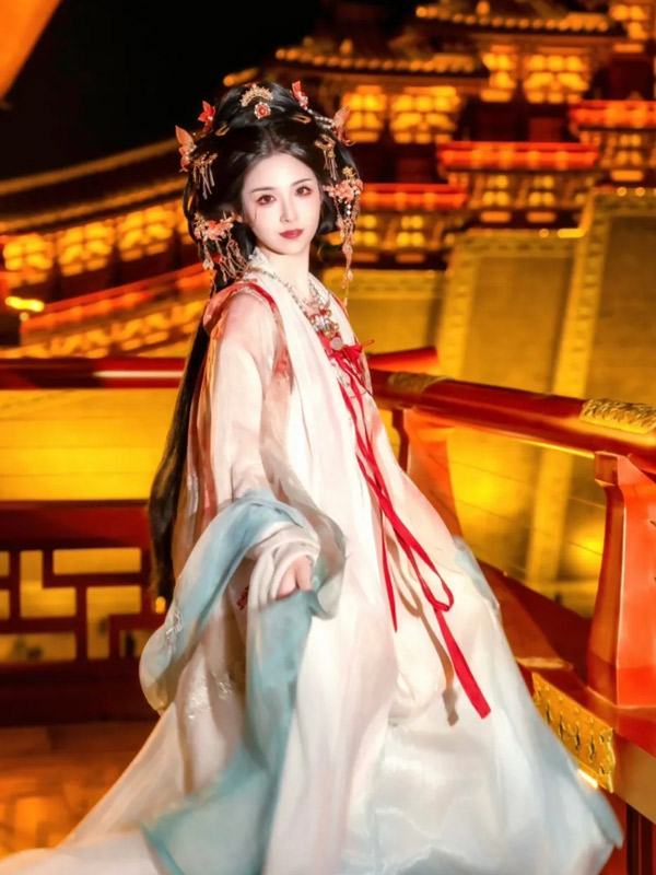 Winter Lights and Ancient Threads: A Hanfu Journey by Luoyang's Solstice