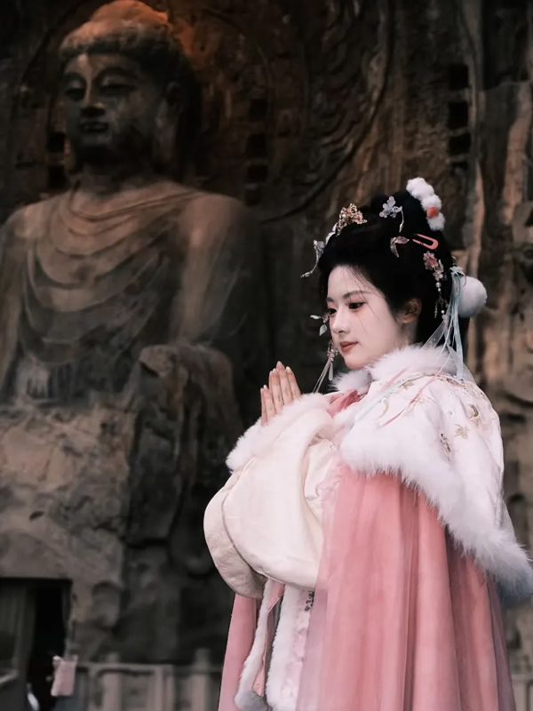 Winter Lights and Ancient Threads: A Hanfu Journey by Luoyang's Solstice