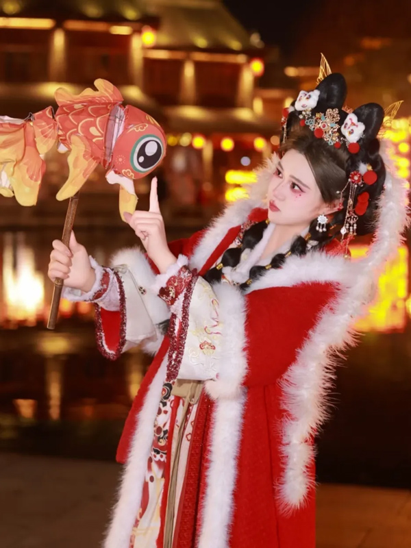 Winter Lights and Ancient Threads: A Hanfu Journey by Luoyang's Solstice