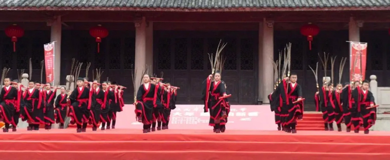 Zhang Linghe’s Feathered Helmet in Chasing the Jade
