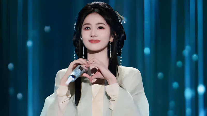 Bai Lu Embraces the Spirit of Traditional Chinese Style