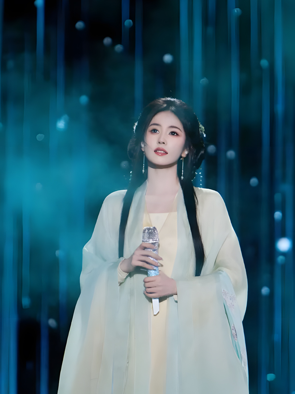 Bai Lu Embraces the Spirit of Traditional Chinese Style