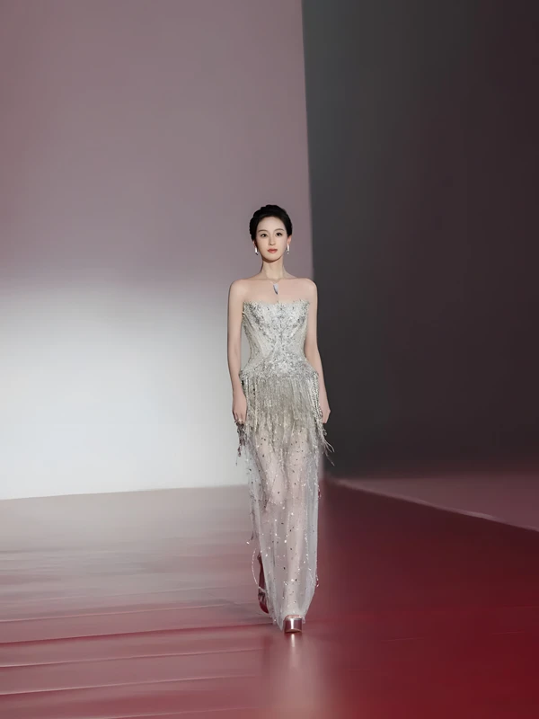 Chen Duling’s Starlight Gown on the Met Gala Carpet