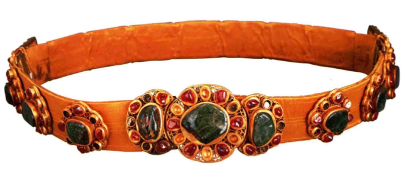 Cheng Yi’s Ming Dynasty-Inspired Regalia in Liang Jing Shi Wu Ri