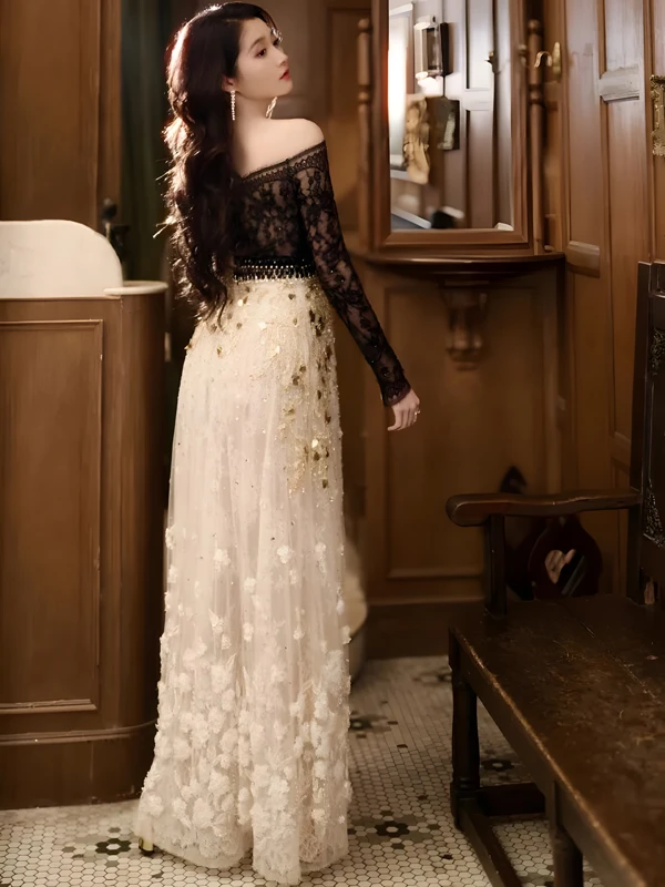 Guan Xiaotong's Black-and-Gold Outfit