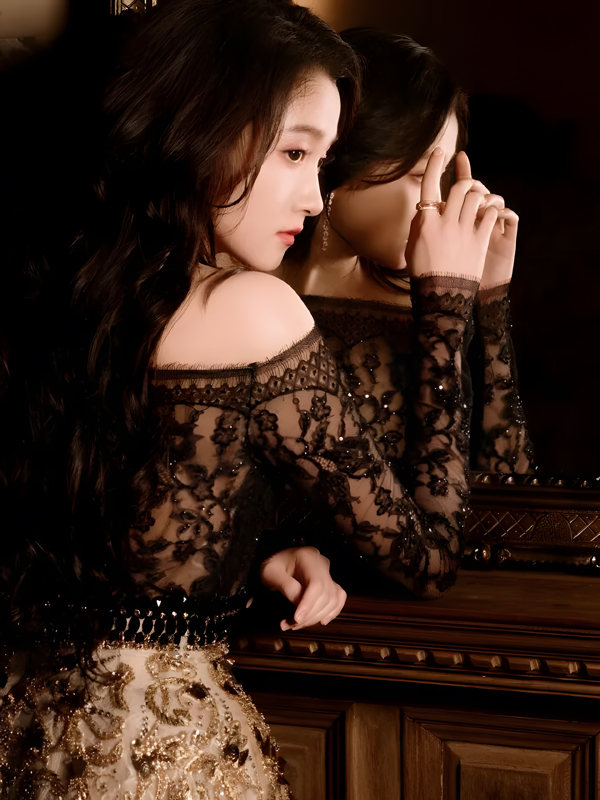 Guan Xiaotong's Black-and-Gold Outfit