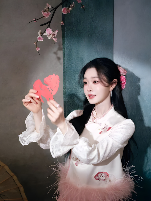 How Did Song Yi's New Chinese Outfit Ignite a Fashion Style?