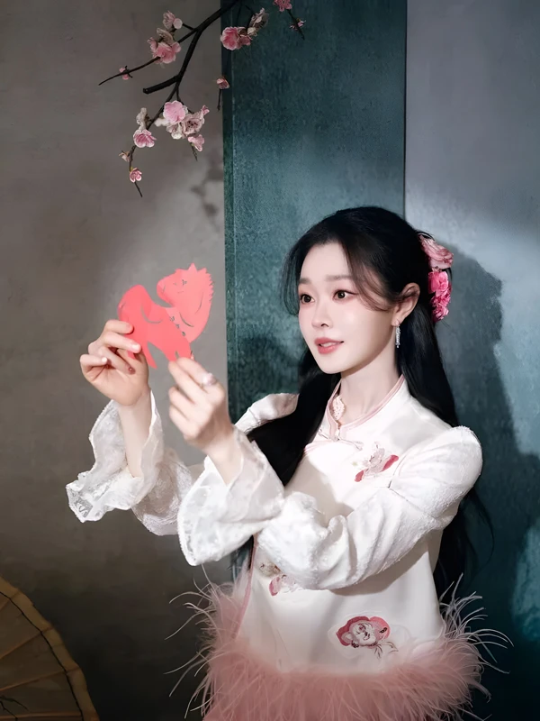 How Did Song Yi's New Chinese Outfit Ignite a Fashion Style?