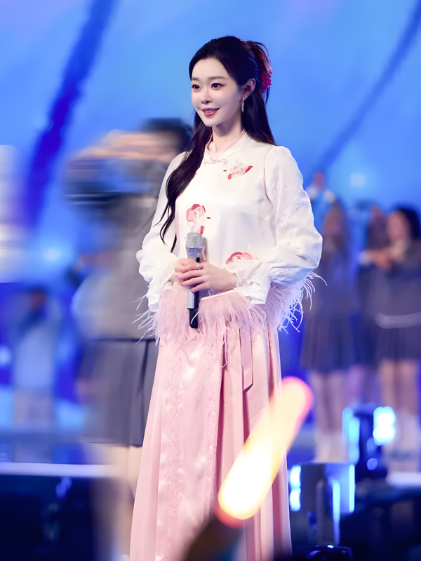 How Did Song Yi's New Chinese Outfit Ignite a Fashion Style?