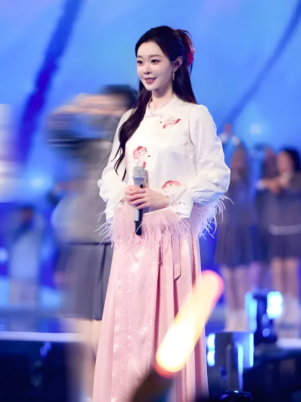 How Did Song Yi's New Chinese Outfit Ignite a Fashion Style?