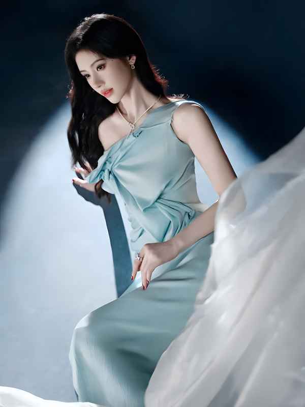 Ju Jingyi’s Ice-Blue Gown on the Red Carpet