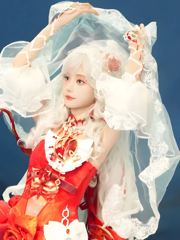 Li Yitong's Dark Rose Bride Look