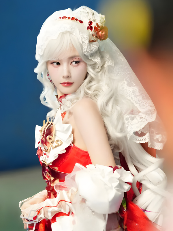 Li Yitong's Dark Rose Bride Look