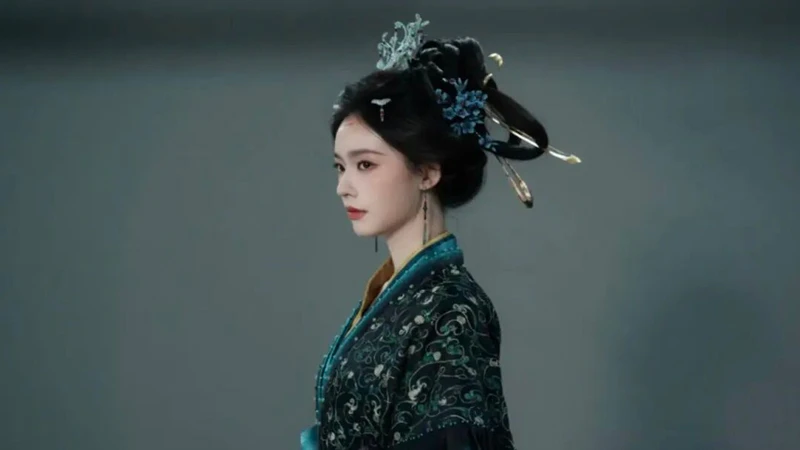 Lin Yun's Wei-Jin-Inspired Look in The Road to Glory