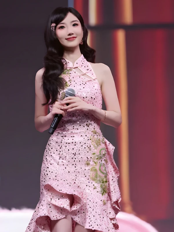 Mao Xiaotong’s Pink Qipao and China Chic