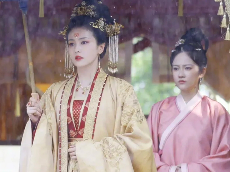 The Hidden Logic Behind Ancient Nobles' Ceremonial Robes